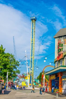 VIENNA, AUSTRIA, HAZİRAN 2016: Viyana, Avusturya 'daki Prater Lunaparkı' nda insanlar yürüyor.