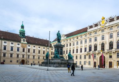 VIENNA, AUSTRIA, FEBRUARY 2016: Viyana, Avusturya 'daki Hofburg Sarayı' nın iç avlusunda insanlar yürüyor