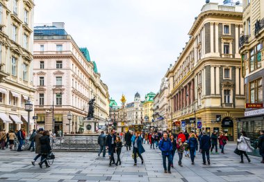 Vienna, AUSTRIA, Şubat 2016. Turistler Viyana 'daki Graben Caddesi' nde yürüyorlar..