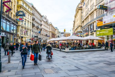 Vienna, AUSTRIA, Şubat 2016. Turistler Viyana 'daki Graben Caddesi' nde yürüyorlar..