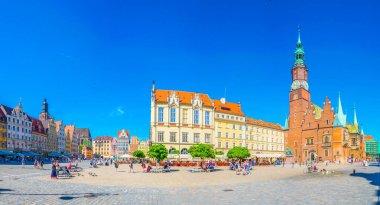 WROCLAW, POLAND, 28 Mayıs 2017: İnsanlar Wroclaw, Polan 'ın merkezindeki güzel şehir meydanından geçiyorlar.