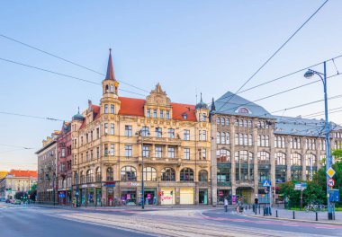 WROCLAW, POLAND, 27 Mayıs 2017: Wroclaw, Polonya 'da bir caddenin gün batımı manzarası