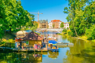 WROCLAW, POLAND, 28 Mayıs 2017: Polonya, Wroclaw 'da Odra nehrinde yüzen bir teknede bar