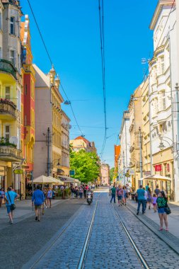 WROCLAW, POLAND, 28 Mayıs 2017: İnsanlar Wroclaw, Polonya 'nın merkezinde bir sokakta geziniyorlar