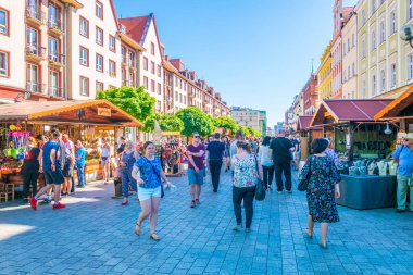 WROCLAW, POLAND, 28 Mayıs 2017: İnsanlar Wroclaw, Polonya 'nın merkezinde bir sokakta geziniyorlar