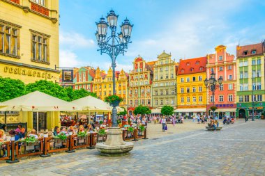 WROCLAW, POLAND, 28 Mayıs 2017: Rynek 'teki renkli evler, merkezi Wroclaw, Polonya' daki pitoresk kare