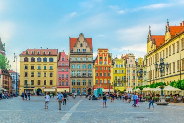 WROCLAW, POLAND, 28 Mayıs 2017: Rynek 'teki renkli evler, merkezi Wroclaw, Polonya' daki pitoresk kare