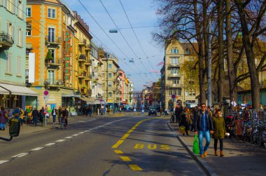 ZURİH, SWitness ZERLAND, 24 Ekim 2015: İnsanlar İsviçre 'nin en büyük Zürih kentinin banliyölerinde dar bir sokakta geziniyorlar.
