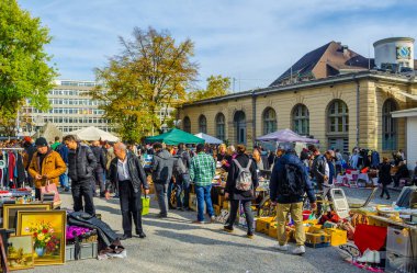 ZURİH, SWitzerland, ECTOBER 24 Ekim 2015: İsviçre 'nin Zürih şehrinde düzinelerce insanın değerli eserleri aradığı bir cumartesi bit pazarının görüntüsü