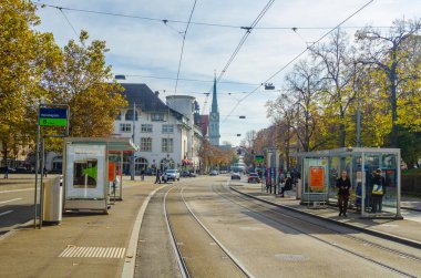 ZURİH, SWitness ZERLAND, 24 Ekim 2015: İnsanlar İsviçre 'nin en büyük Zürih kentinin banliyölerinde dar bir sokakta geziniyorlar.