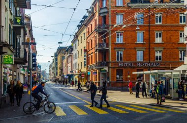 ZURİH, SWitness ZERLAND, 24 Ekim 2015: İnsanlar İsviçre 'nin en büyük Zürih kentinin banliyölerinde dar bir sokakta geziniyorlar.
