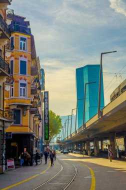 ZURICH, SWitzERLAND, ECTOBER 24, 2015: İsviçre 'nin Zürih şehrinde bir karayolu köprüsü ve arka planda bir gökdelen bulunan bir kavşağın görünümü