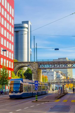 ZURİH, SWitzERLAND, ECTOBER 24, 2015: İsviçre 'nin Zürih kentindeki Limmatstrasse manzarası tramvay hattı ana tren istasyonuna ulaşıyor.