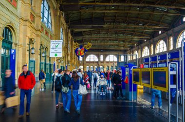 ZURICH, SWitzERLAND, 24 Ekim 2015: Zürih Ana Tren İstasyonu 'nun (Almanca: Hauptbahnhof) kalkış kurulu. Zürih İsviçre 'nin en büyük şehri ve Zürih Kantonu' nun başkentidir..