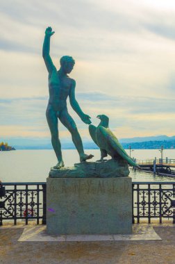 ZURİH, SWitzerland, 24 Ekim 2015: İnsanlar Zürih Gölü 'ne ünlü ganimede heykeliyle bakış açısından hayranlık duyuyorlar