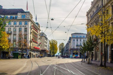 ZURICH, SWitzERLAND, 25 Ekim 2015: İsviçre 'nin Zürih kentindeki Bahnhofstrasse' de trafik ve alışveriş merkezi. Bahnhofstrasse dünyadaki en pahalı alışveriş caddelerinden biridir..