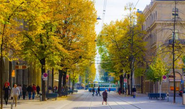 ZURICH, SWitzERLAND, 25 Ekim 2015: İsviçre 'nin Zürih kentindeki Bahnhofstrasse' de trafik ve alışveriş merkezi. Bahnhofstrasse dünyadaki en pahalı alışveriş caddelerinden biridir..