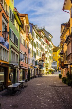 ZURİH, SWitzERLAND, 24 EKİM 2015: İsviçre 'deki Zürih' in tarihi merkezinden geçen dar bir caddenin görüntüsü