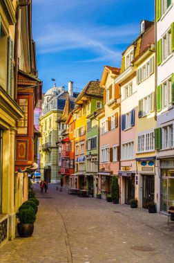 ZURİH, SWitzERLAND, 24 EKİM 2015: İsviçre 'deki Zürih' in tarihi merkezinden geçen dar bir caddenin görüntüsü