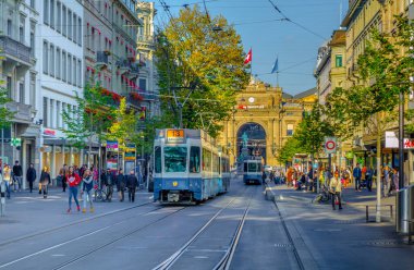 ZURICH, SWitzERLAND, 25 Ekim 2015: İsviçre 'nin Zürih kentindeki Bahnhofstrasse' de trafik ve alışveriş merkezi. Bahnhofstrasse dünyadaki en pahalı alışveriş caddelerinden biridir..