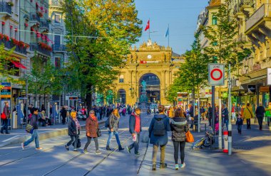 ZURICH, SWitzERLAND, 25 Ekim 2015: İsviçre 'nin Zürih kentindeki Bahnhofstrasse' de trafik ve alışveriş merkezi. Bahnhofstrasse dünyadaki en pahalı alışveriş caddelerinden biridir..