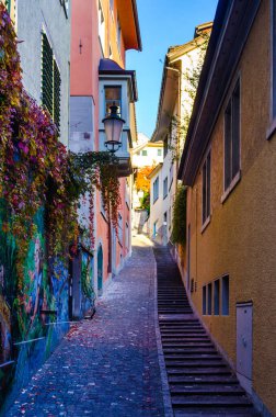 ZURİH, SWitzERLAND, 24 EKİM 2015: İsviçre 'deki Zürih' in tarihi merkezinden geçen dar bir caddenin görüntüsü