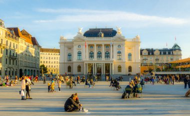 ZURİH, SWitzERLAND, ECTOBER 24, 2015: İnsanlar İsviçre 'nin görkemli opera binasının egemen olduğu Zürih şehrinde sechsenlautenplatz' dan geçiyorlar.