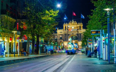 ZURİH, SWitzerland, 25 Ekim 2015: Zürih 'teki aydınlanmış bahnhofstrasse caddesinin gece manzarası dünyanın en pahalı Moset alışveriş caddesi olarak kabul edilir.