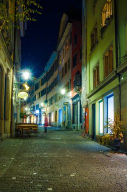 ZURİH, SWitzERLAND, 25 EKİM 2015: Zürih 'te geceleyin kaldırımlı yaya sokağı, İsviçre.