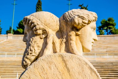 Herm scultpure Atina'da Panathinaiko Stadyumu (1896 yılında ilk modern Olimpiyat oyunlarına ev sahipliği)