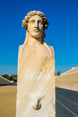 Herm scultpure Atina'da Panathinaiko Stadyumu (1896 yılında ilk modern Olimpiyat oyunlarına ev sahipliği)