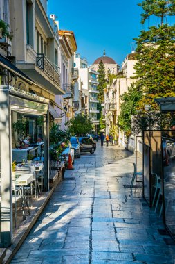Atina 'nın plaka bölgesinde dar bir cadde manzarası