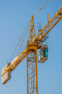 Mavi arkaplanda bir vinç