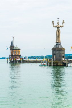 Almanya 'nın Bodensee eyaletindeki Konstanz limanında bulunan ünlü döner bir heykeli olan deniz feneri manzarası