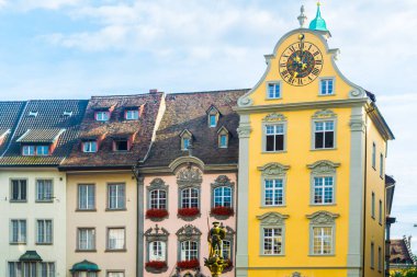 İsviçre 'nin Schaffhause kentindeki Fronwagplatz meydanında renkli evler.