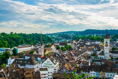 İsviçre şehri Schaffhausen ve Munot kalesinin tepesinden alınan Aziz John Kilisesi 'nin havadan görünüşü.