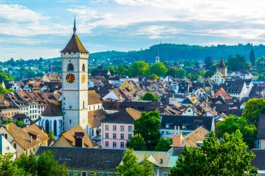 İsviçre şehri Schaffhausen 'in ve Aziz John Kilisesi' nin güneşli manzarası.