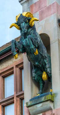 İsviçre 'nin Schaffhause kentindeki All Saints Manastırı' nın yakınındaki bir kara keçi heykeli.