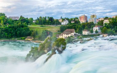 Schaffhausen, Switzerlan yakınlarındaki günbatımında Avrupa 'nın en büyük şelalesi - Rheinfall - manzarası
