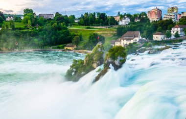 Schaffhausen, Switzerlan yakınlarındaki günbatımında Avrupa 'nın en büyük şelalesi - Rheinfall - manzarası