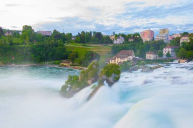 Schaffhausen, Switzerlan yakınlarındaki günbatımında Avrupa 'nın en büyük şelalesi - Rheinfall - manzarası