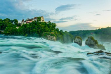 Schaffhausen, Switzerlan yakınlarındaki günbatımında Avrupa 'nın en büyük şelalesi - Rheinfall - manzarası
