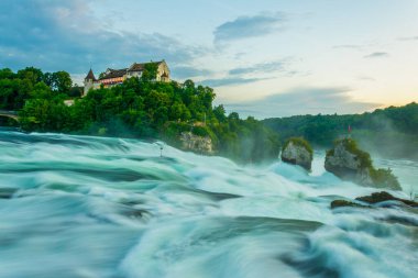 Schaffhausen, Switzerlan yakınlarındaki günbatımında Avrupa 'nın en büyük şelalesi - Rheinfall - manzarası