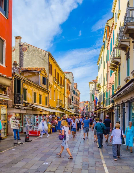 Venecia Italia Septiembre 2015 Multitudes Turistas Están Pasando Por Concurrida — Foto de Stock