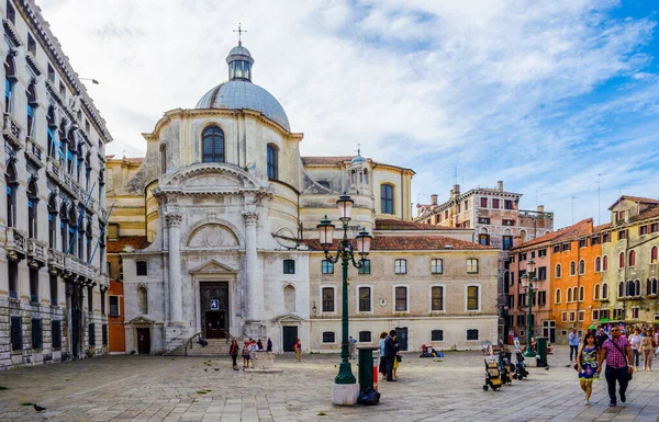 VENICE, ITALY, SEPTEMBER 20, 2015: San Geremia Kilisesi ve palazzo labia ile ünlü İtalya 'nın Venedik kentindeki San Geremia Meydanı' ndan bir grup turist geçiyor.