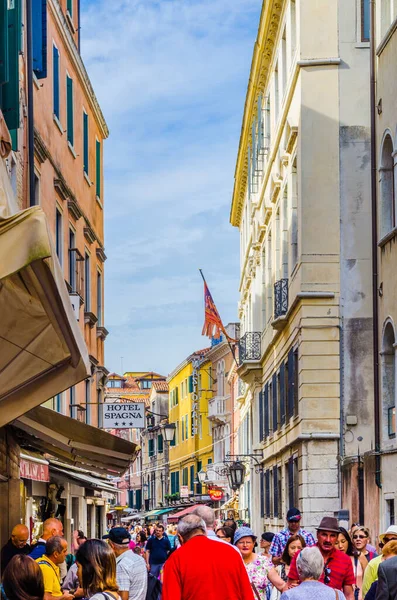 VENICE, ITALY, SEPTEMBER 20, 2015: kalabalık Rio Tera lista di spagna caddesinden geçiyor Santa Lucia tren istasyonunu şehrin kuzey kısmına bağlayan
