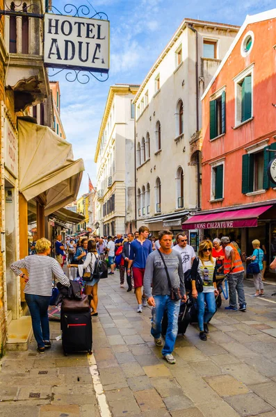 VENICE, ITALY, SEPTEMBER 20, 2015: kalabalık Rio Tera lista di spagna caddesinden geçiyor Santa Lucia tren istasyonunu şehrin kuzey kısmına bağlayan
