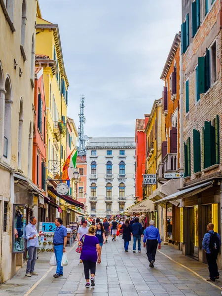 VENICE, ITALY, SEPTEMBER 20, 2015: kalabalık Rio Tera lista di spagna caddesinden geçiyor Santa Lucia tren istasyonunu şehrin kuzey kısmına bağlayan