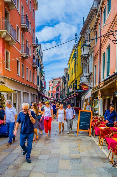 VENICE, ITALY, SEPTEMBER 20, 2015: kalabalık Rio Tera lista di spagna caddesinden geçiyor Santa Lucia tren istasyonunu şehrin kuzey kısmına bağlayan