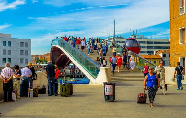 Venecia Italia Septiembre 2015 Gente Está Cruzando Gran Canal Venecia — Foto de Stock